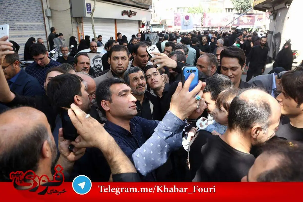 سلفی با احمدی‌نژاد در مراسم تشییع شهید حججی!