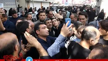 سلفی با احمدی‌نژاد در مراسم تشییع شهید حججی!