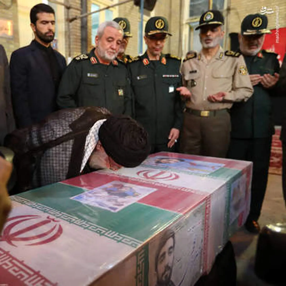 بوسه مقام معظم رهبری بر تابوت شهید حججی