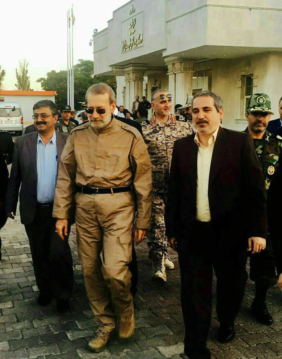 لباس متفاوت لاریجانی در سفر به تبریز