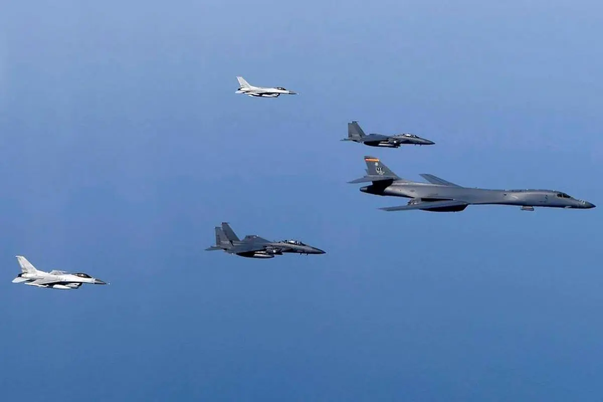 جولان بمب‌افکنهای آمریکایی بر فراز آسمان شمال شرق کره‌شمالی