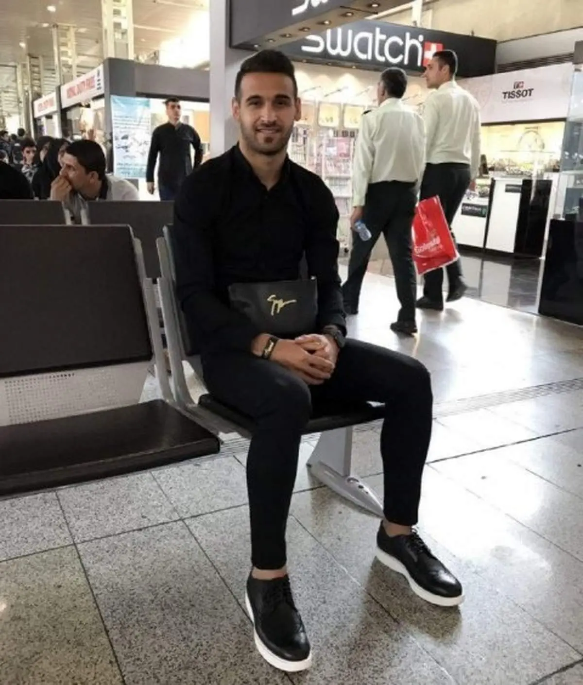 تصویری از بازیکن پرسپولیس در فرودگاه!