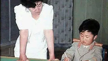 رهبر کره شمالی در دوران کودکی به همراه مادرش