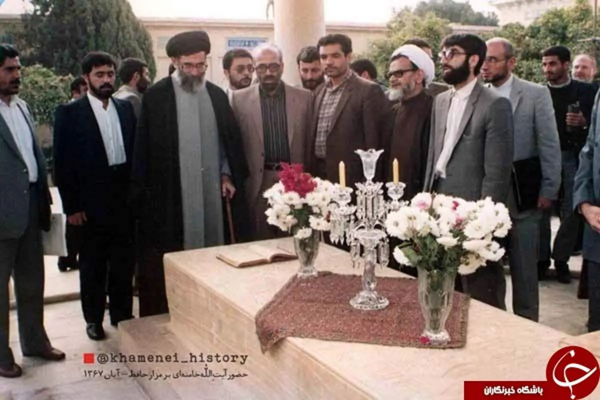 حضور آیتالله خامنهای بر مزار حافظ