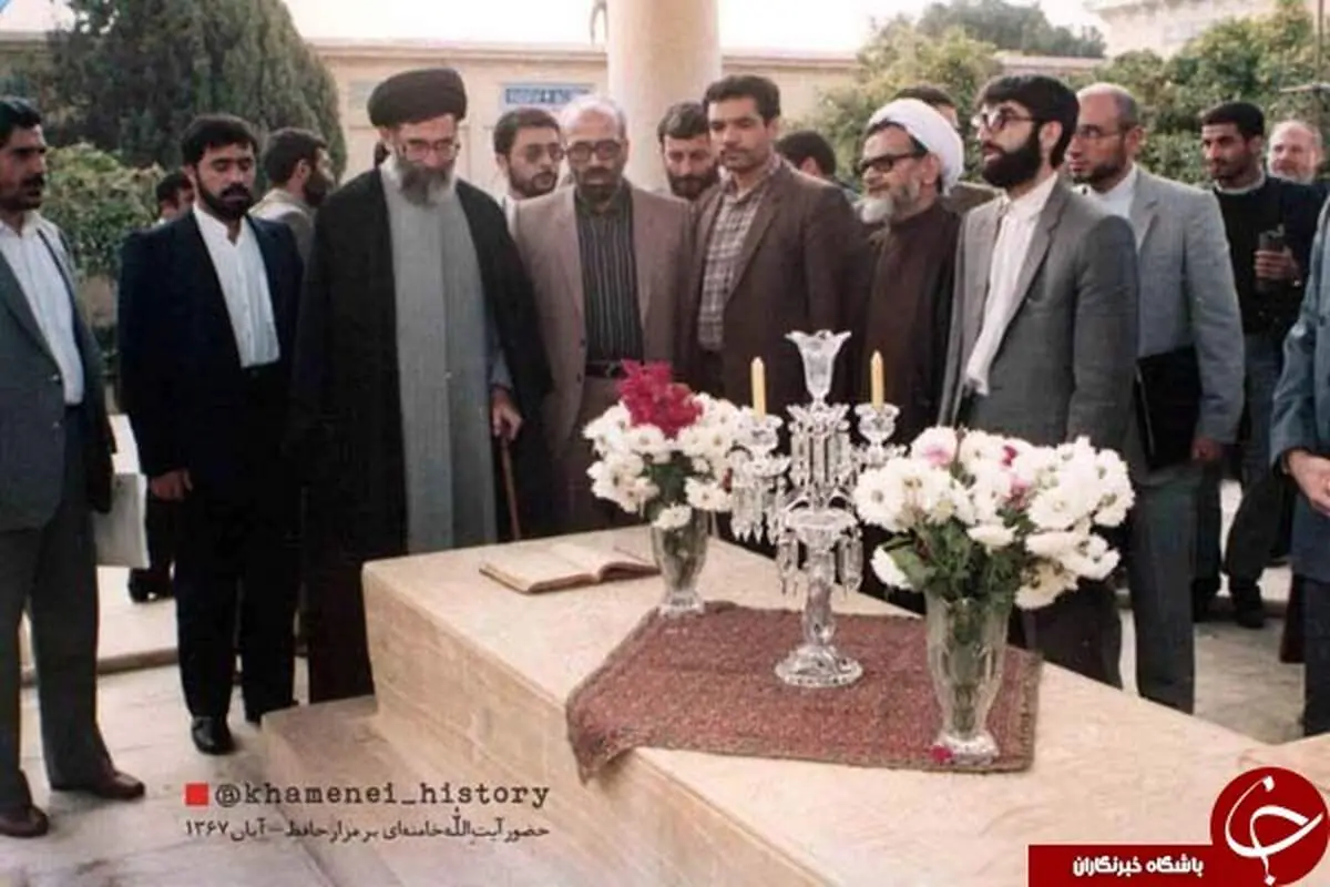 حضور آیت‌الله خامنه‌ای بر مزار حافظ