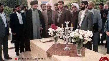 حضور آیت‌الله خامنه‌ای بر مزار حافظ