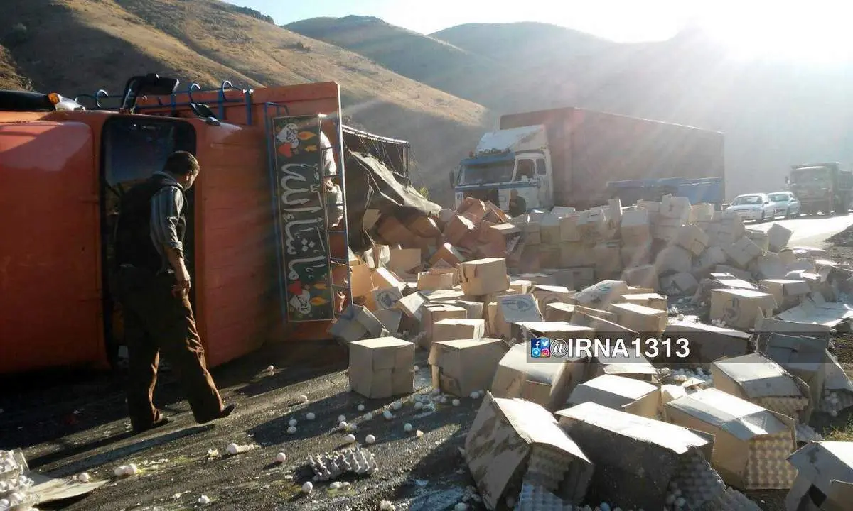 واژگونی کامیون حمل تخممرغ