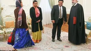 حاشیه رنگی تقدیم استوارنامه به روحانی