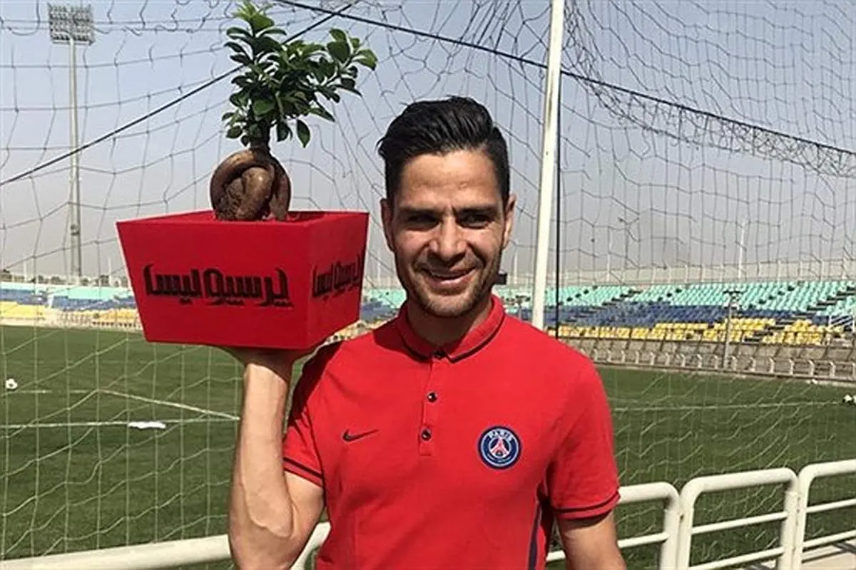 بازیکنان هدیه یک هوادار را مسخره کردند