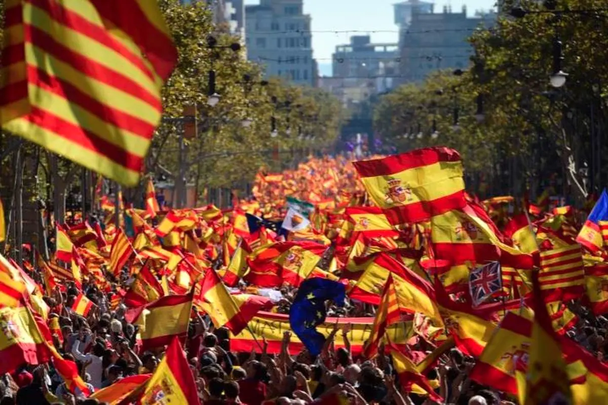 راهپیمایی وحدت مردم اسپانیا در مخالفت با تجزیه کاتالونیا