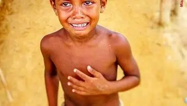 التماس کودک روهینگیایی به عکاس برای غذا