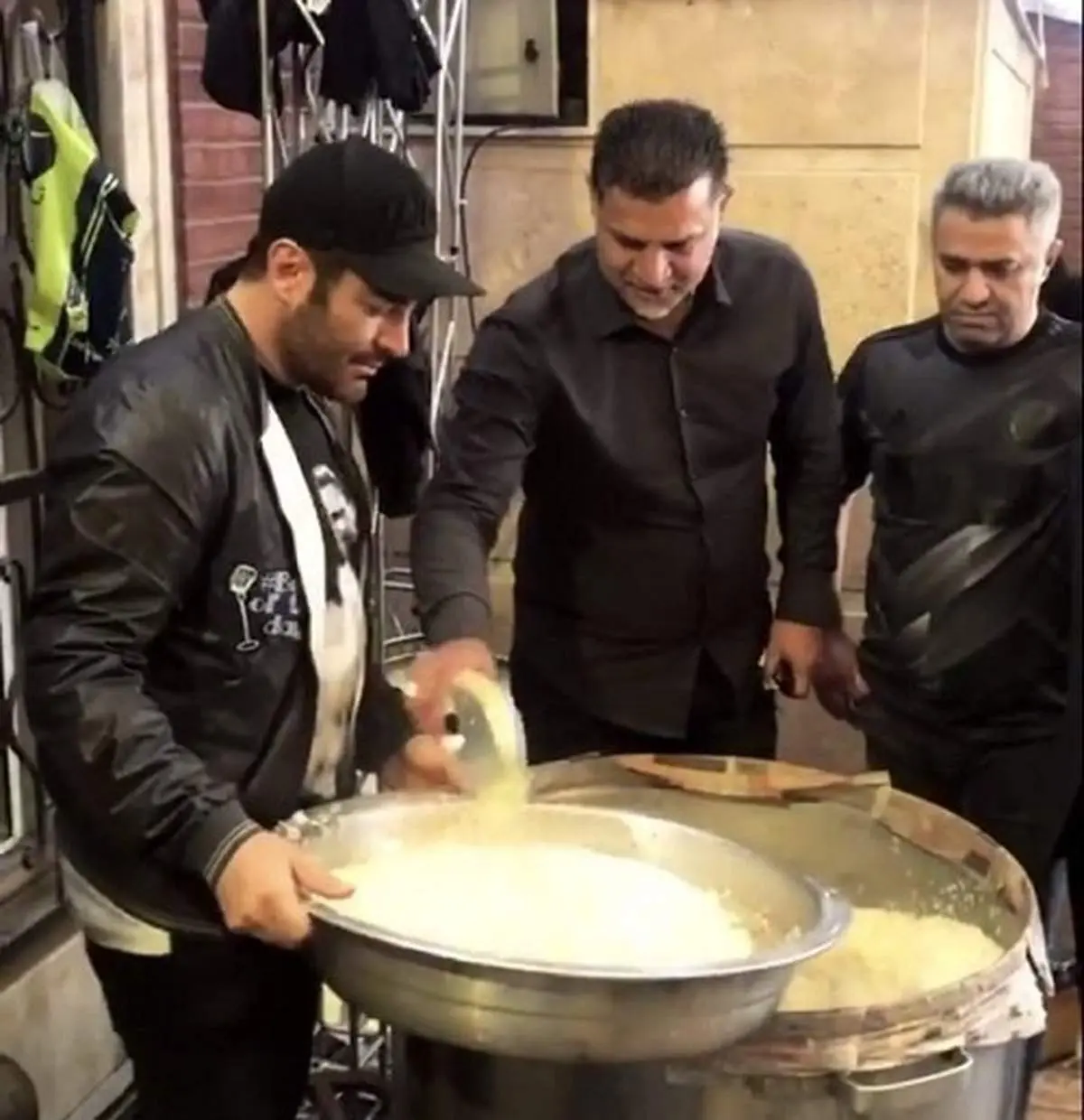 تصویری از علی دایی و محمدرضا گلزار پای دیگ نذری
