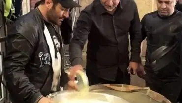 تصویری از علی دایی و محمدرضا گلزار پای دیگ نذری