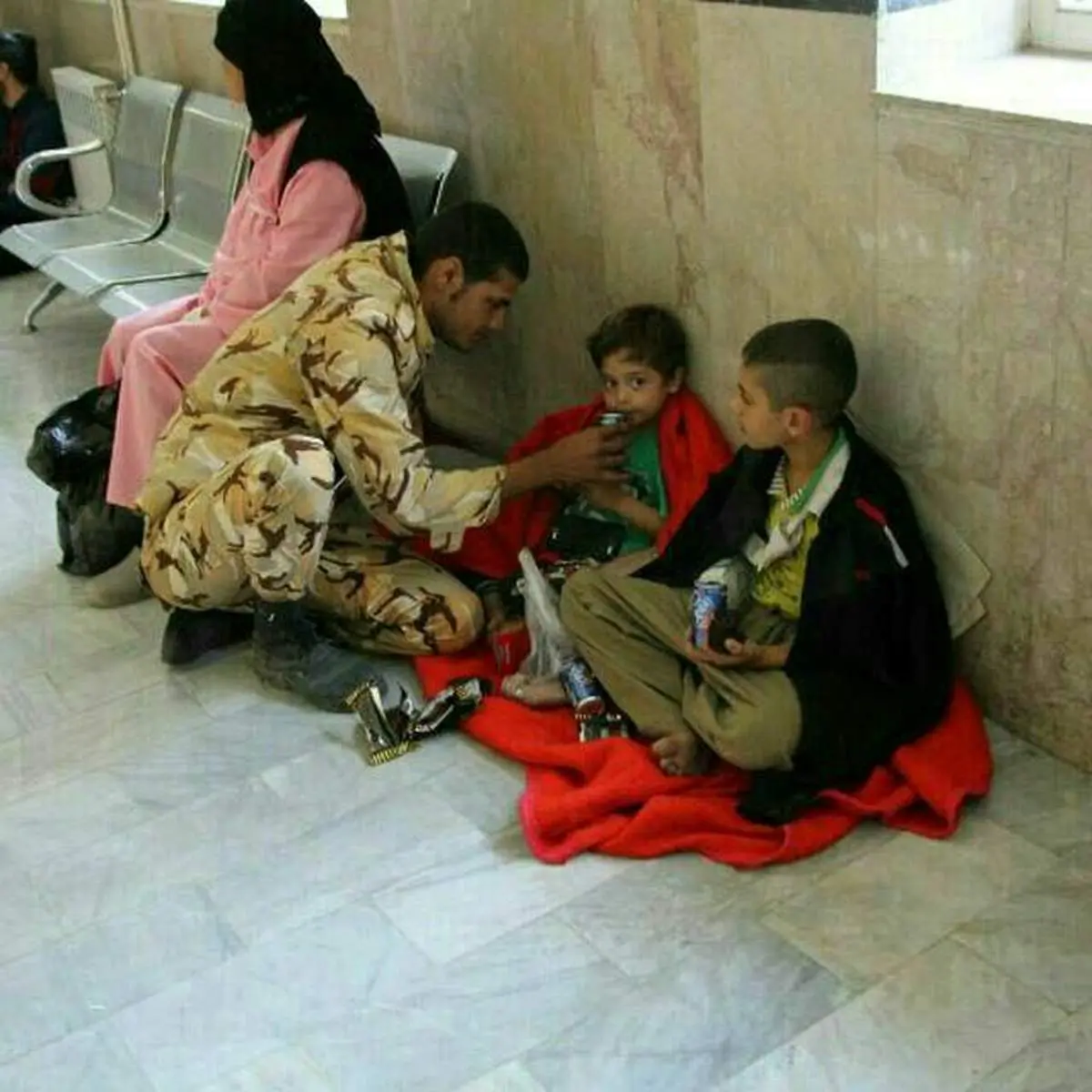 کمک یک سرباز به کودک زلزله زده