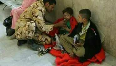 کمک یک سرباز به کودک زلزله زده