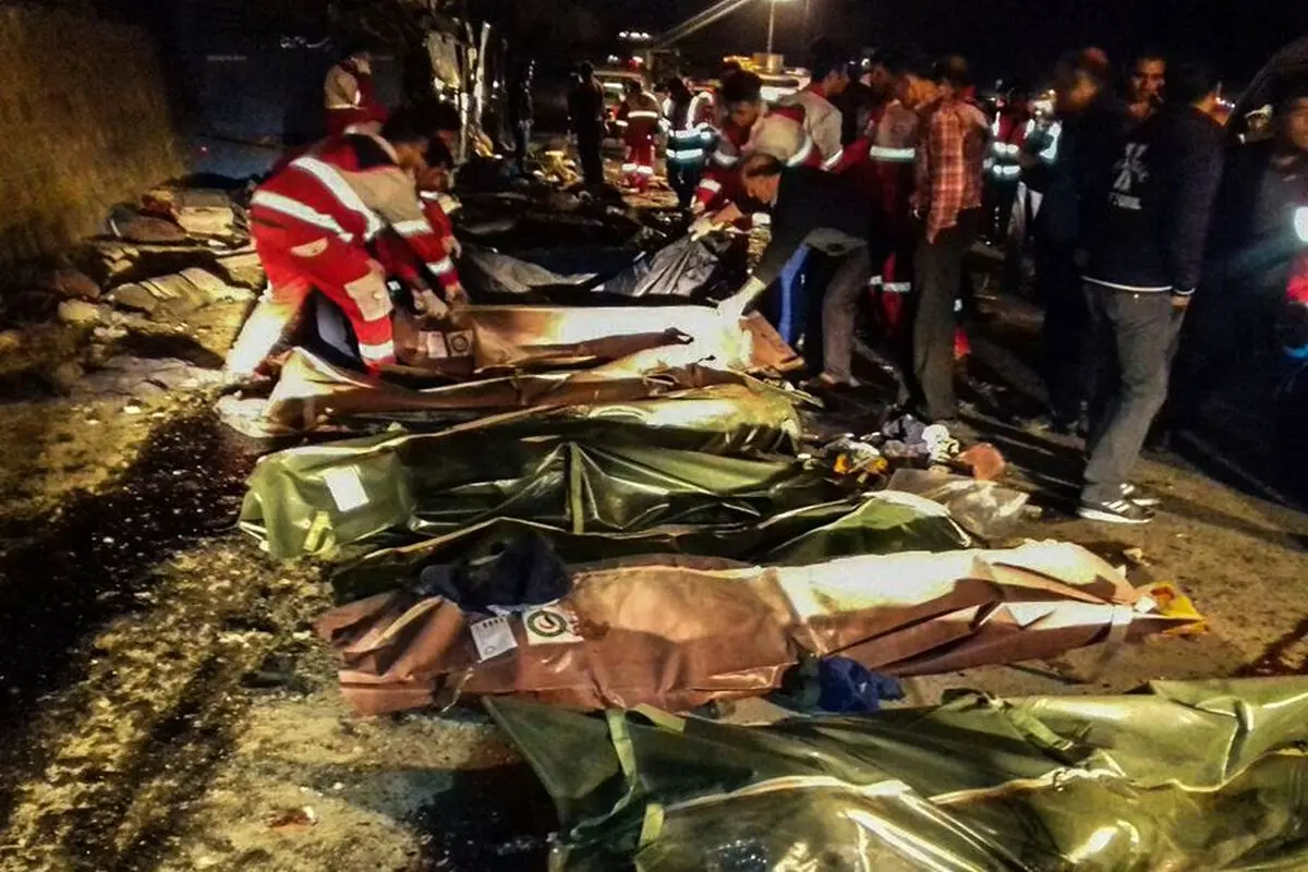 ۳۵ کشته و زخمی سقوط اتوبوس به دره در گدوک/ آغاز اقدامات پزشکی قانونی برای تشخیص هویت اجساد