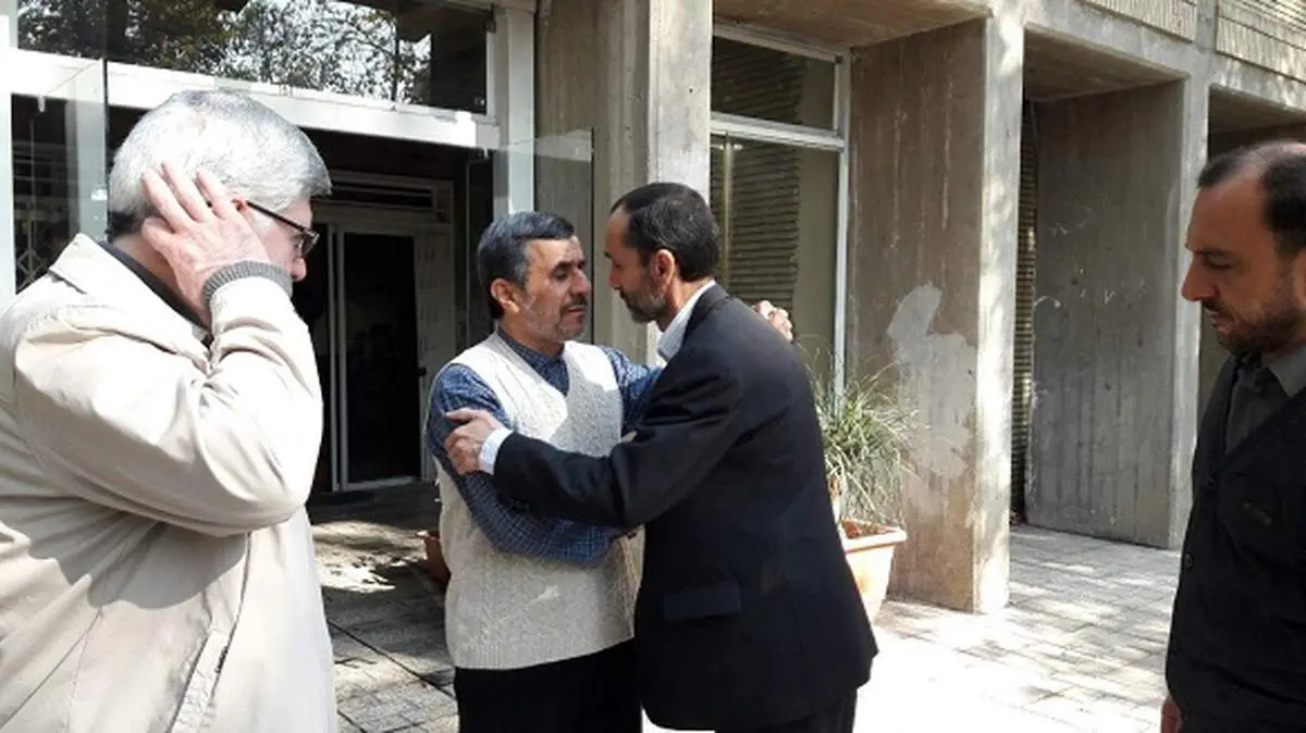 بستنشینی بقایی در حرم عبدالعظیم حسنی با بدرقه احمدینژاد +عکس