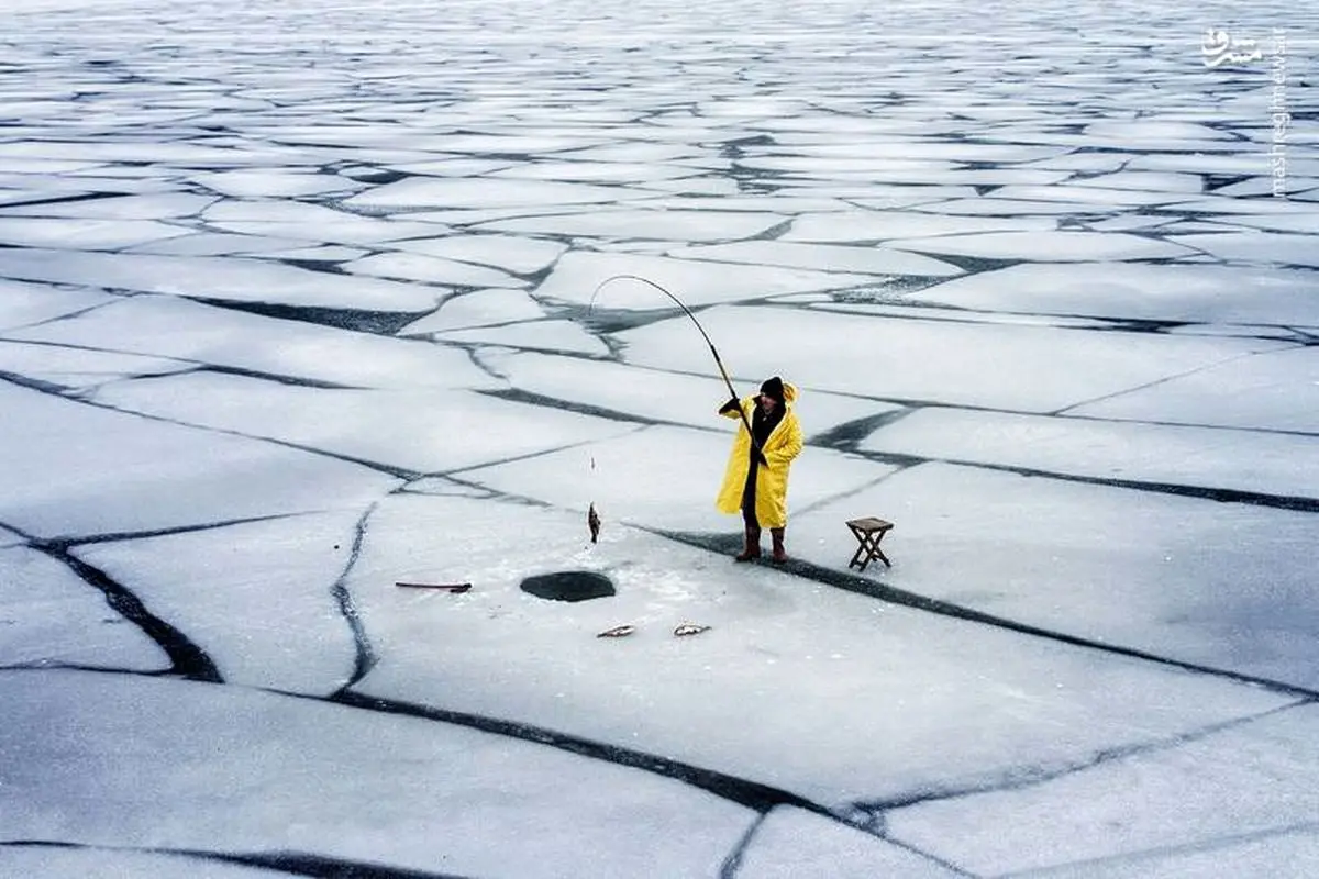 ماهیگیری روی دریاچه یخ زده+عکس