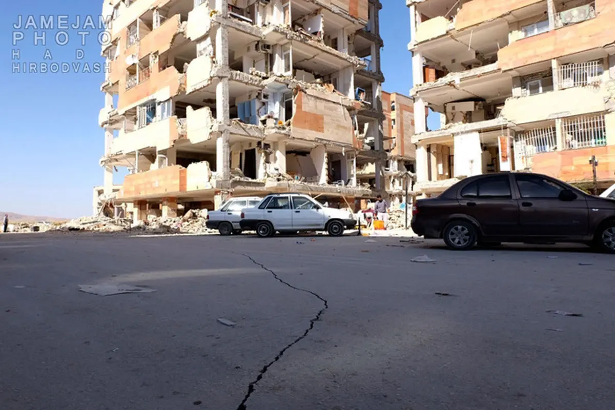 ترک برداشتن زمین در زلزله کرمانشاه +عکس