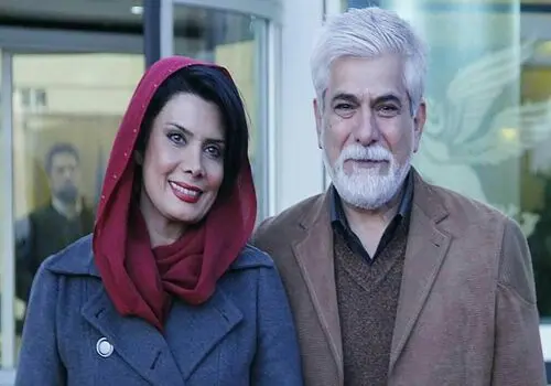 ژست سیگار به دست عاطفه رضوی با لباس‌های سلطنتی