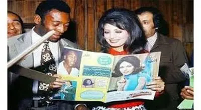 حمیرا در کنار پله در سفر این فوتبالیست به تهران در اردیبهشت سال ۵۱