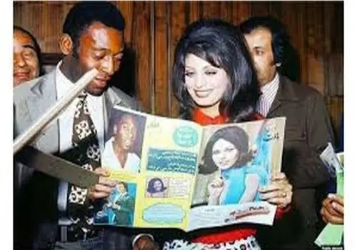 حمیرا در کنار پله در سفر این فوتبالیست به تهران در اردیبهشت سال ۵۱