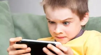 نوجوانی در عصر موبایل؛ چگونه تعادل را به زندگی فرزندان‌مان بازگردانیم؟