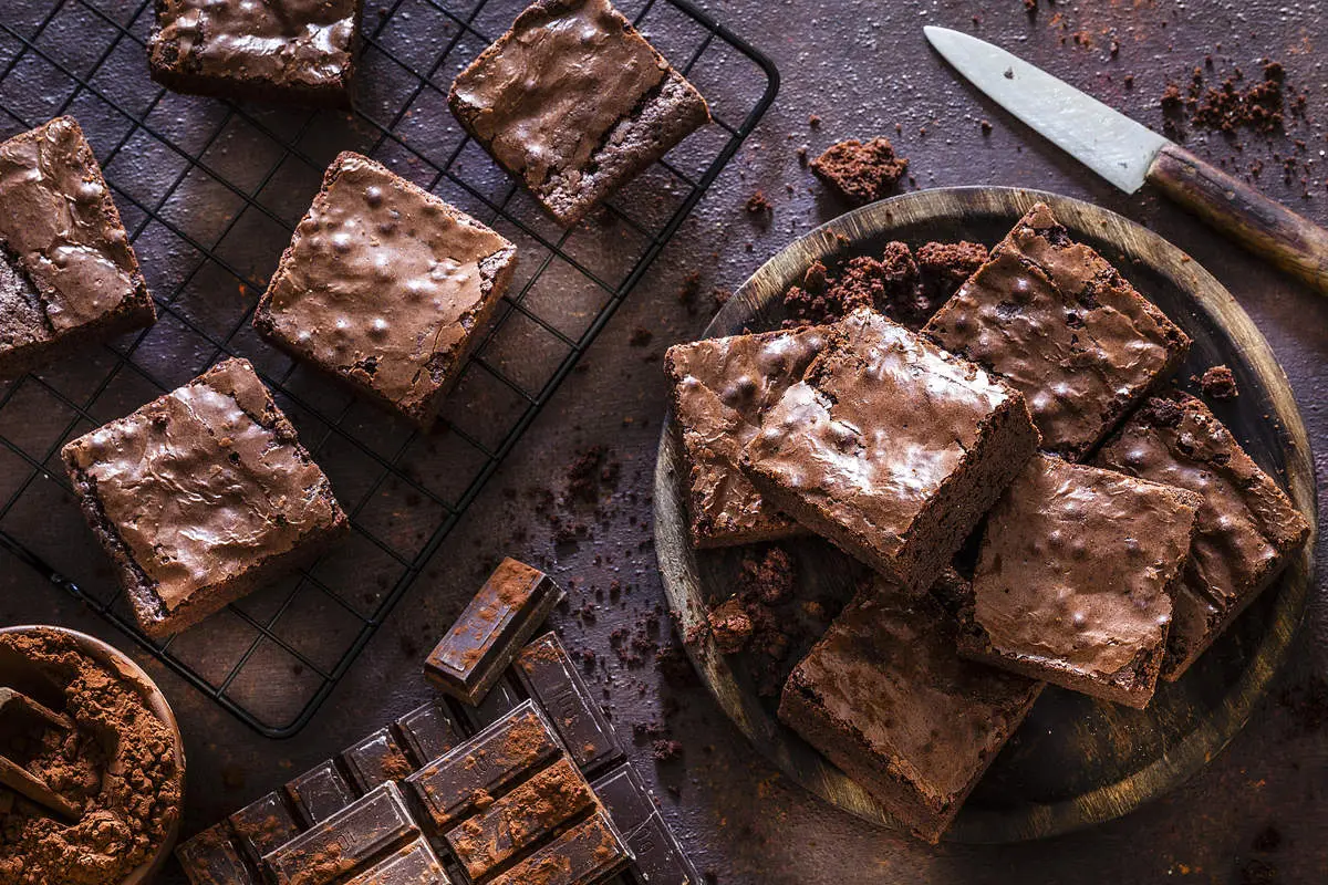 طرز تهیه لذیذترین کیک براونی +فیلم/ آموزش طبخ کیک خیس براونی با بافتی لطیف