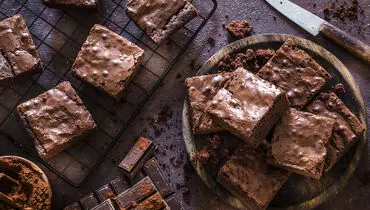 طرز تهیه لذیذترین کیک براونی +فیلم/ آموزش طبخ کیک خیس براونی با بافتی لطیف