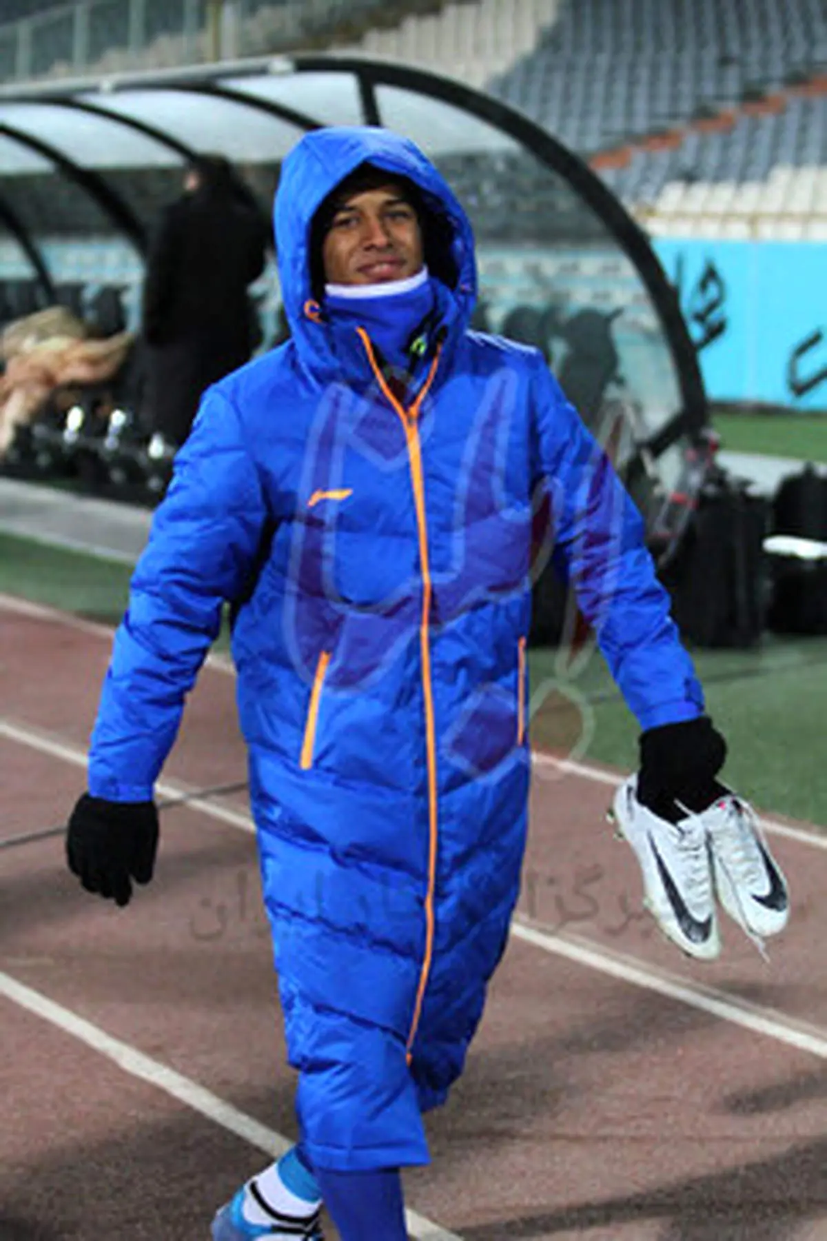 لباس عجیب استقلالی‌ها برای فرار از سرما+عکس