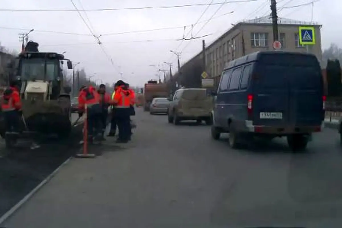 کتک کاری کارکنان راه سازی وسط خیابان