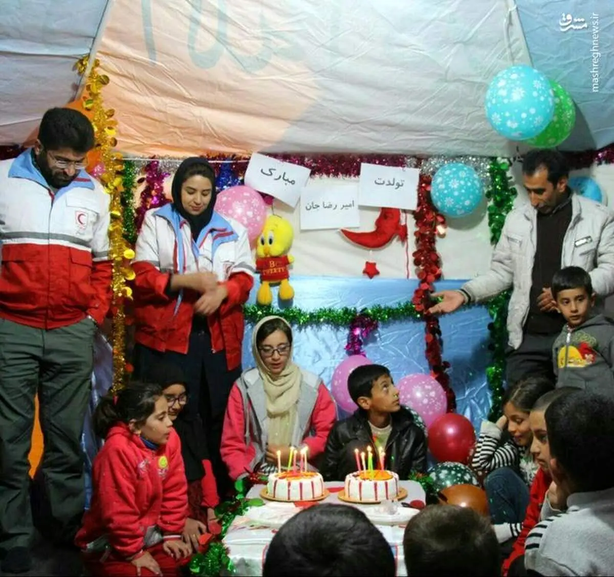 جشن تولد کودک زلزلهزده در چادر +عکس