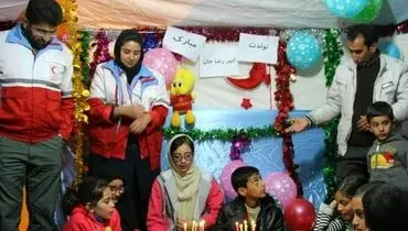 جشن تولد کودک زلزله‌زده در چادر +عکس