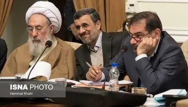 چهره خندان احمدی‎نژاد در جلسه مجمع تشخیص