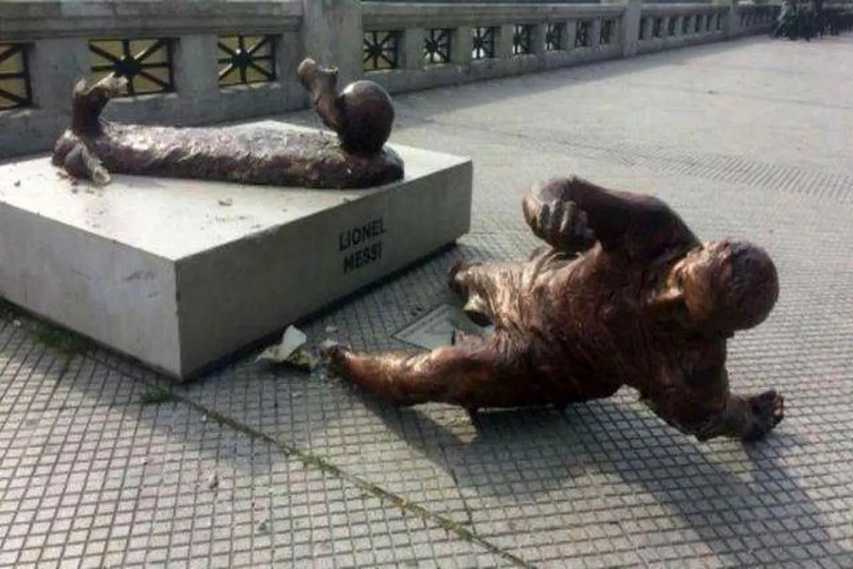 تخریب مجسمه مسی در آرژانتین
