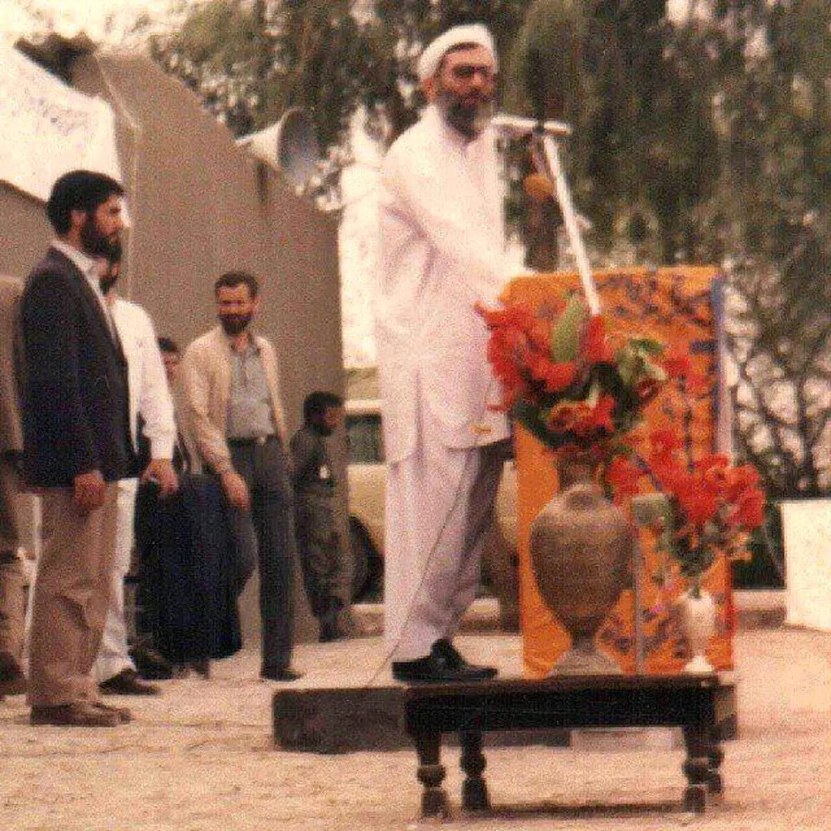 عکس کمتردیده شده ازرهبرانقلاب درلباس محلی