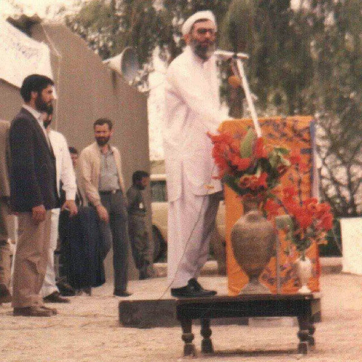عکس کمتردیده شده ازرهبرانقلاب درلباس محلی