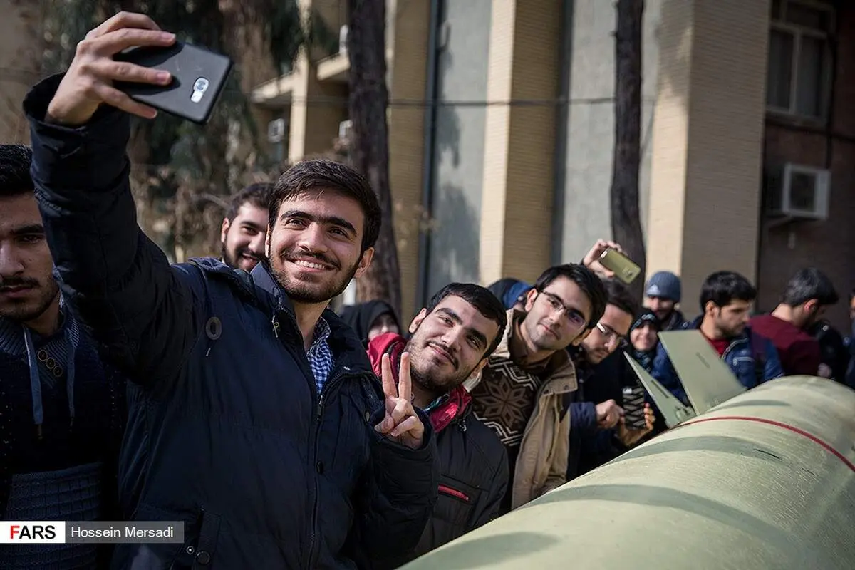 سلفی با موشک بالستیک «ذوالفقار» در  پلی تکنیک