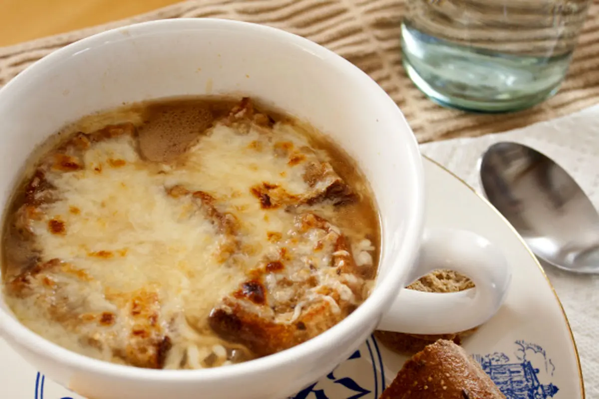 سوپ پیاز یک سوپ فرانسوی ساده
