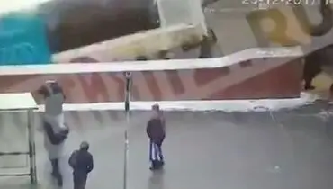 لحظه ورود مرگبار اتوبوس به زیرگذر مترو مسکو