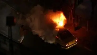 آتش زدن یک دستگاه تاکسی توسط اغتشاشگران در میدان فردوسی