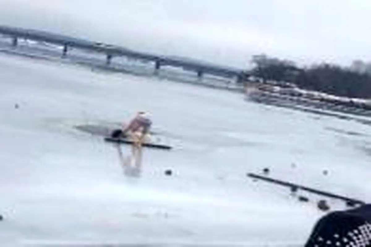 نجات سگ گرفتار در رودخانه یخ زده