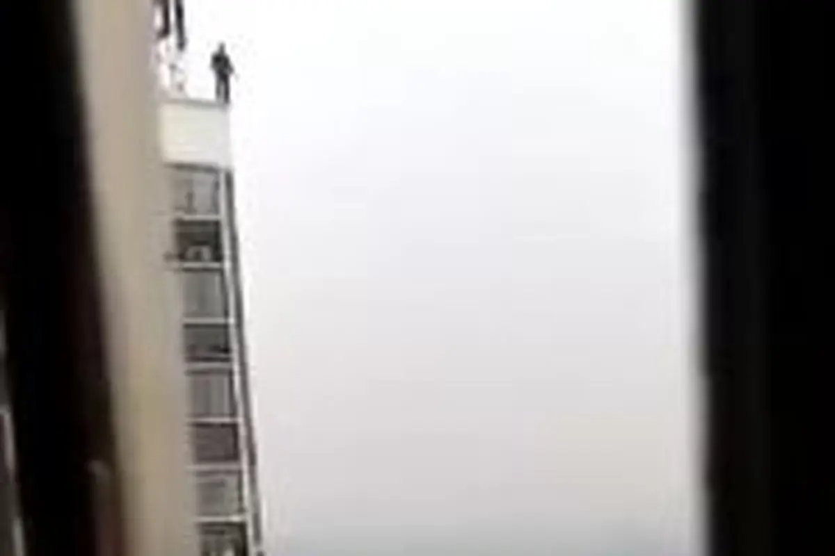 لحظه سقوط از ساختمان بلند مرتبه