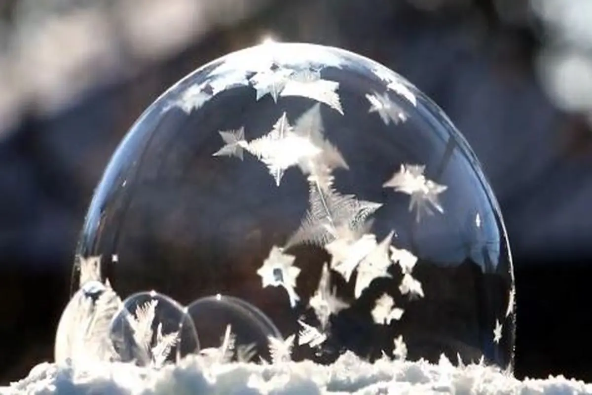 لحظه زیبای انجماد حباب در دمای منفی ۳۵ درجه