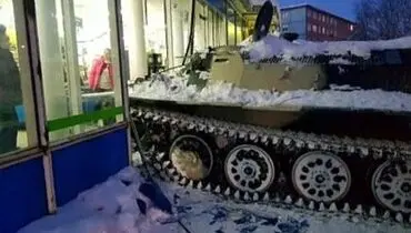 ورود مرد روس مست با تانک به مغازه برای دزدیدن شراب +عکس