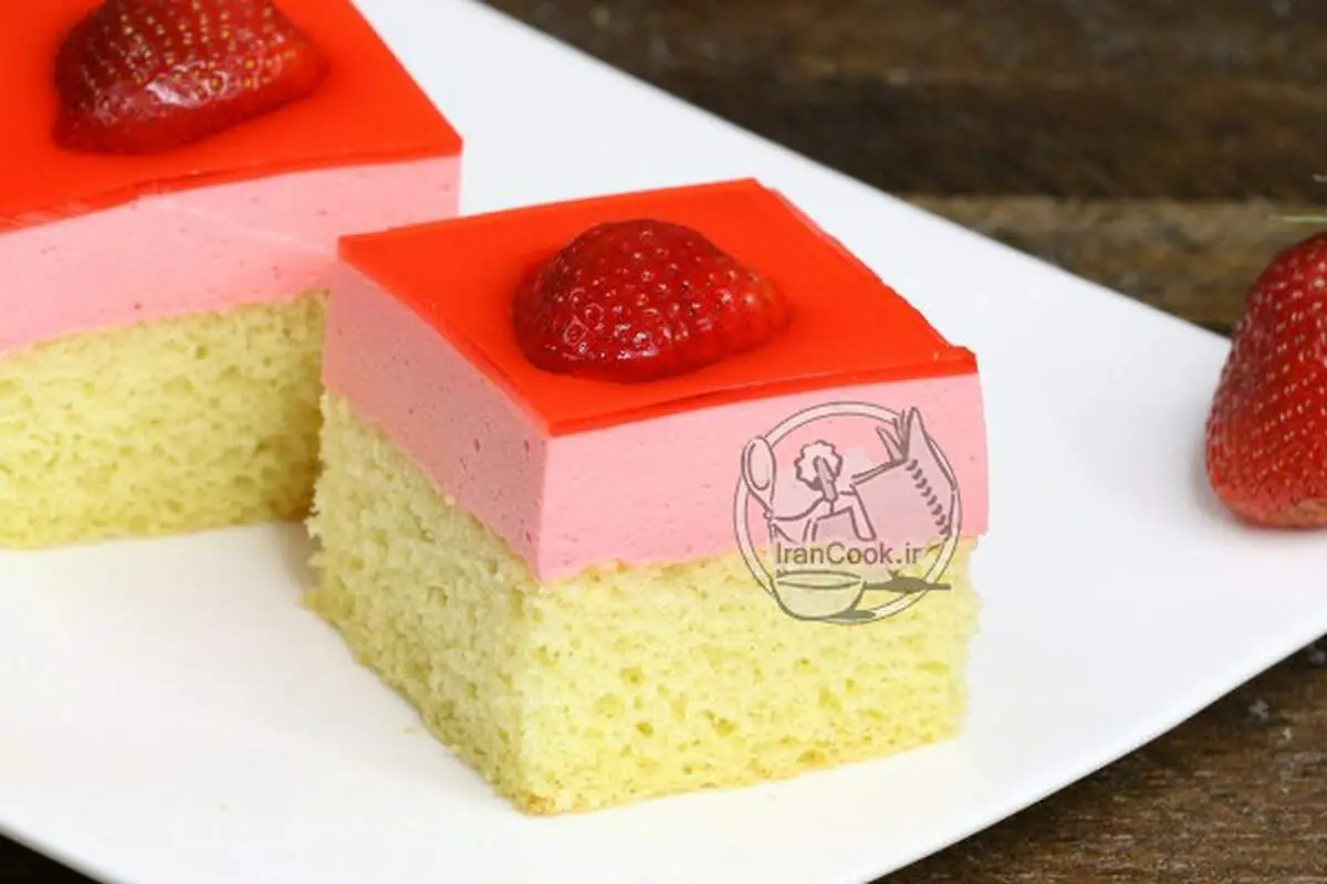 کیک توت فرنگی ژله ای