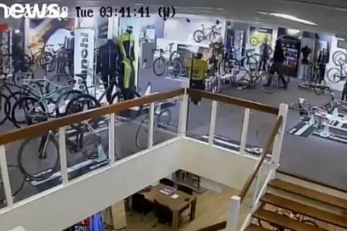 سرقت خیره کننده دوچرخه های مدرن از فروشگاه