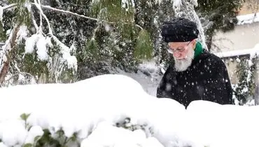 تصویری دیدنی از رهبری انقلاب در صبح برفی تهران