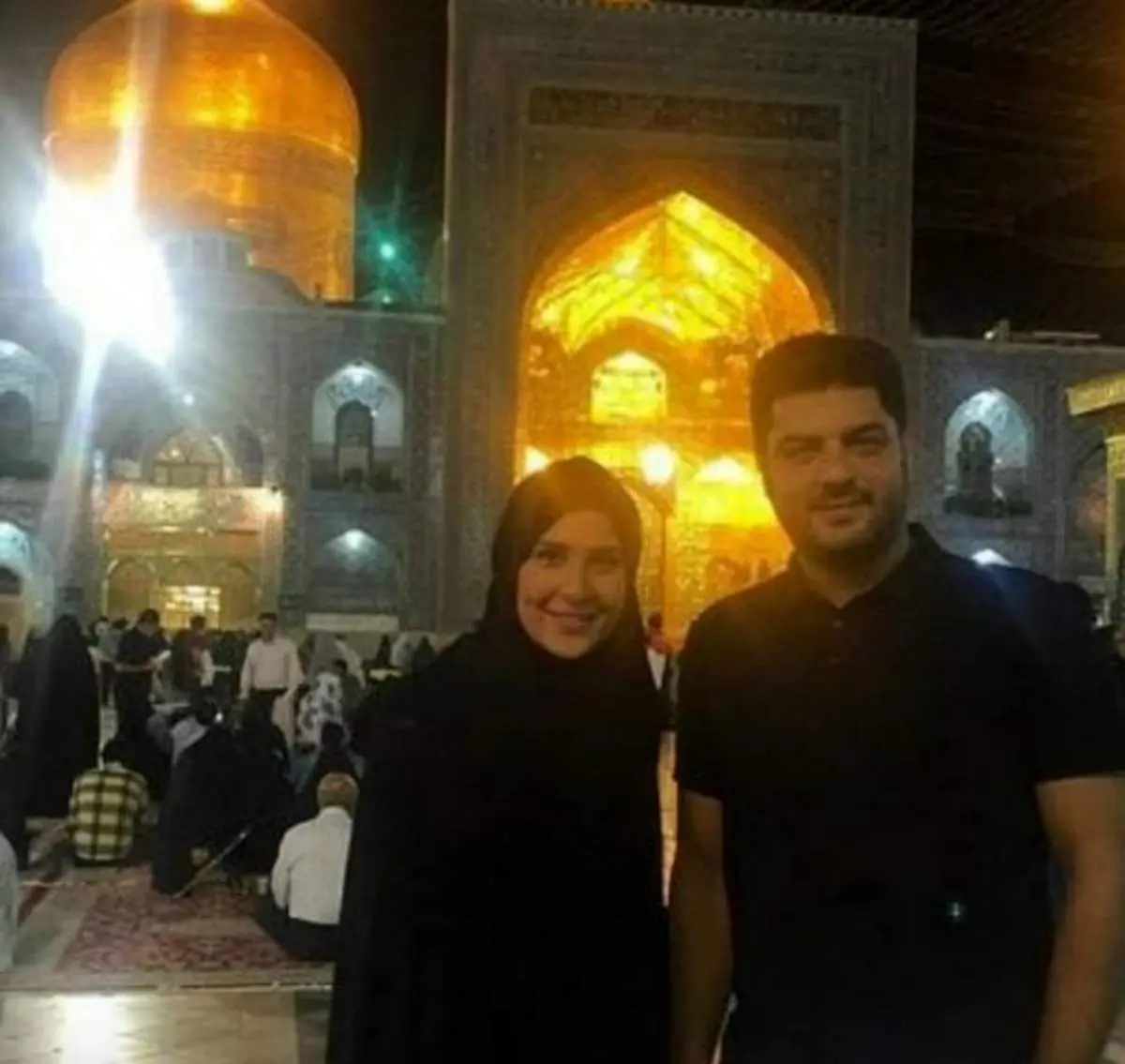سام درخشانی و همسرش در حرم امام رضا