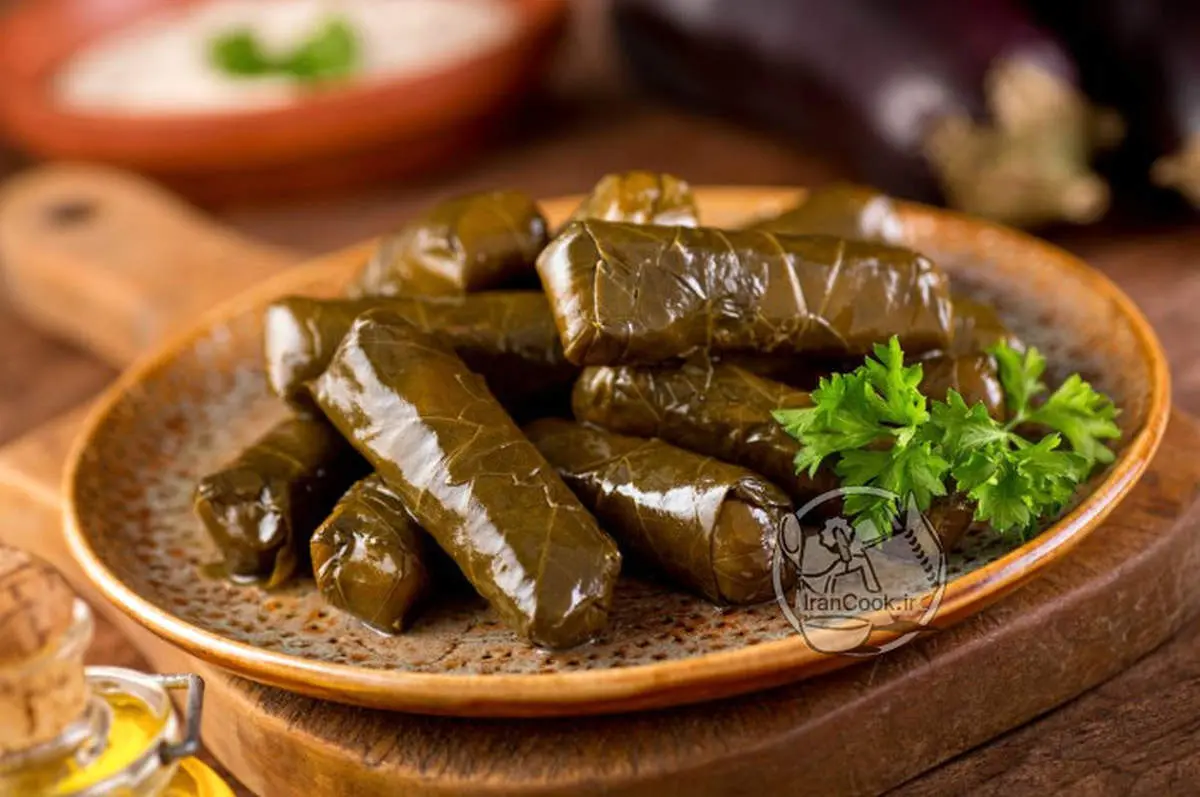 دلمه برگ مو با بلغور غذایی متنوع و خوشمزه